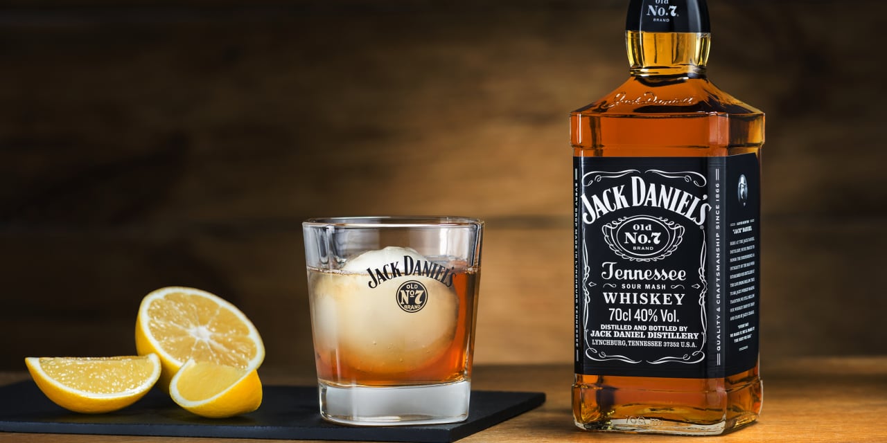 Die Aktie von Brown-Forman schießt in die Höhe. Ist sie endlich günstig ...