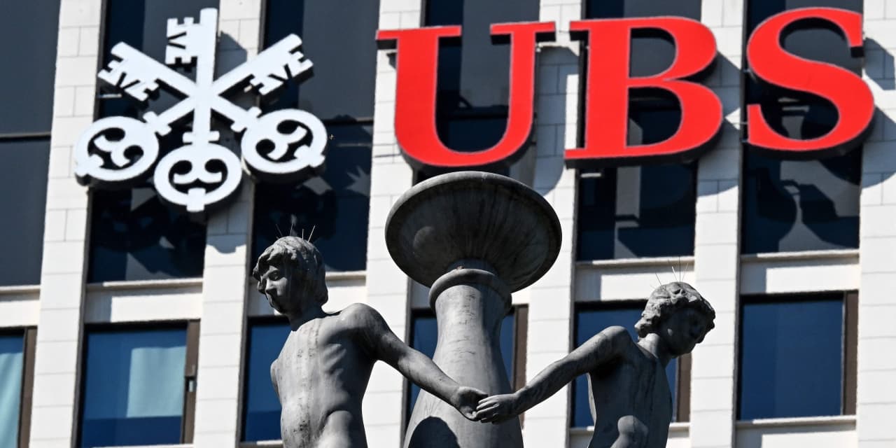 UBS swings to $785 million loss, but hails $33 billion in new deposits ...