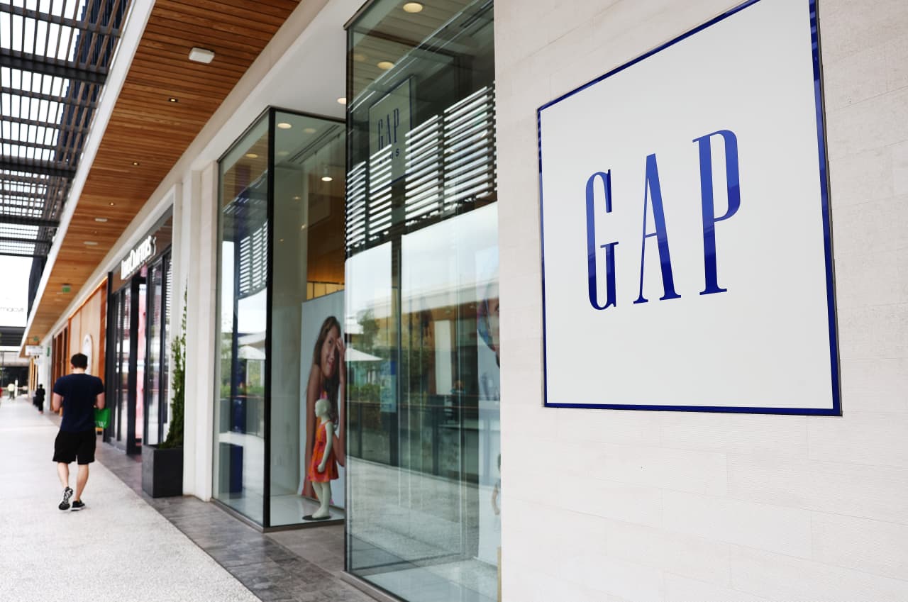 Gap says it picked up wealthier shoppers, and more market share, amid weak clothing demand