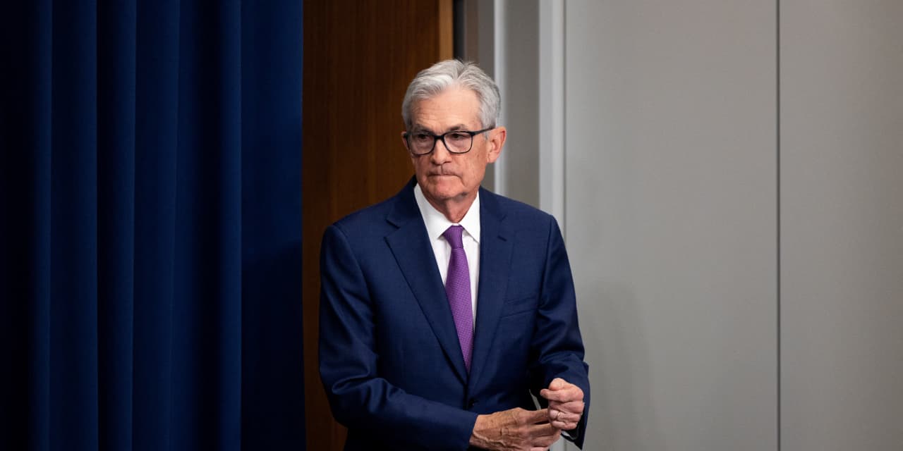 Powell dice que la fortaleza de la economía permite a la Fed ser cautelosa a la hora de recortar los tipos de interés
