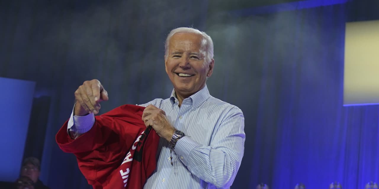 Biden draws laughter and cheers as he tells auto workers in Illinois he's been 'with the UAW longer than you've been alive' - Vimarsana News