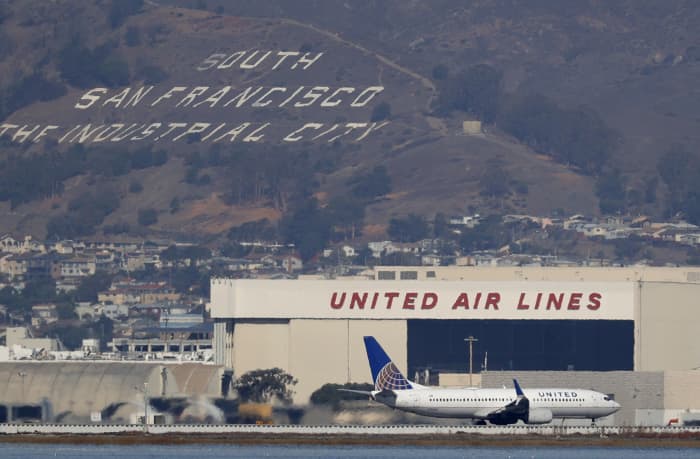 United Airlines plane makes emergency landing because of bomb