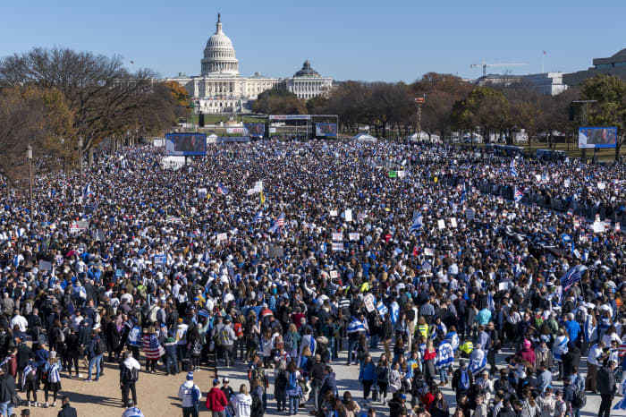 Tens of thousands of supporters of Israel rally in Washington, crying ...