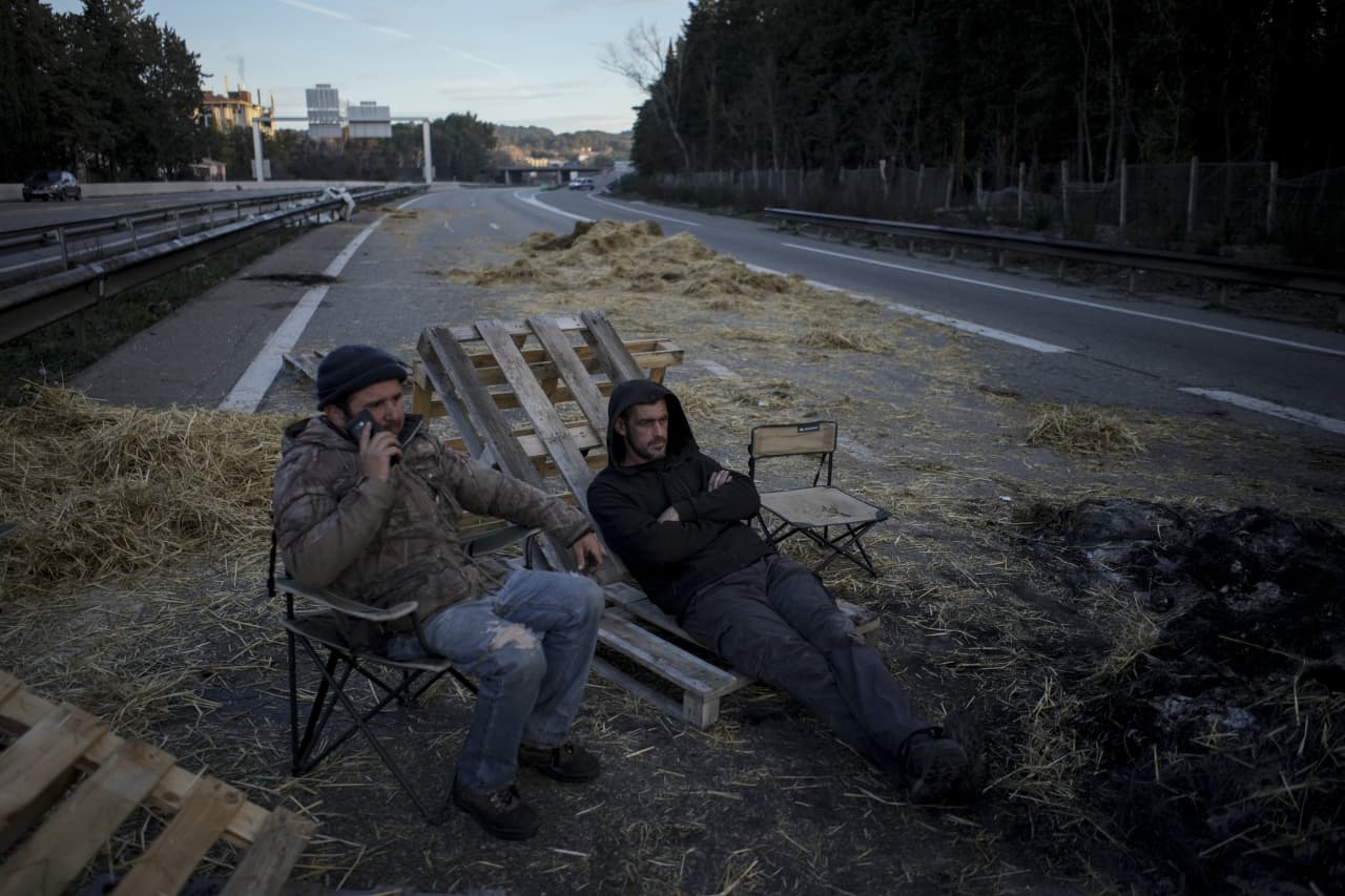 France prepares new measures to calm farmers' protests