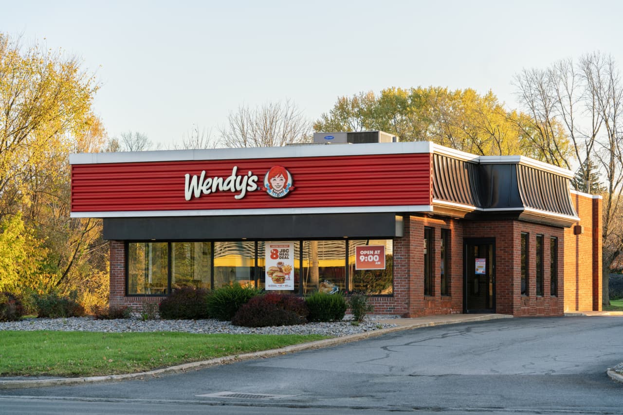 Wendy’s sales keep getting worse, as the stock sinks toward a 13-year low