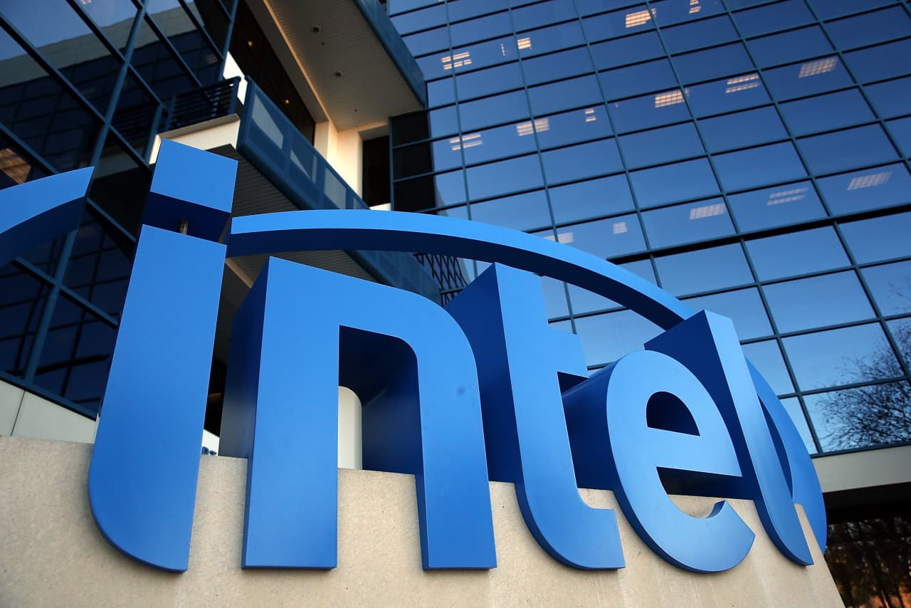 Intel’s stock drops after U.S. revokes licenses for exports to China customer