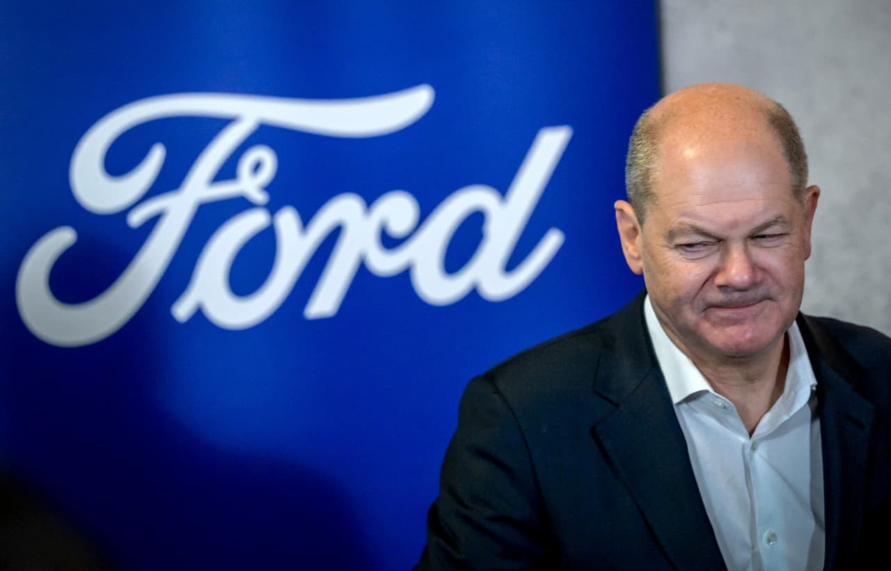 Olaf Scholz calls for ‘support’ for German EV makers at visit to Ford factory in Cologne