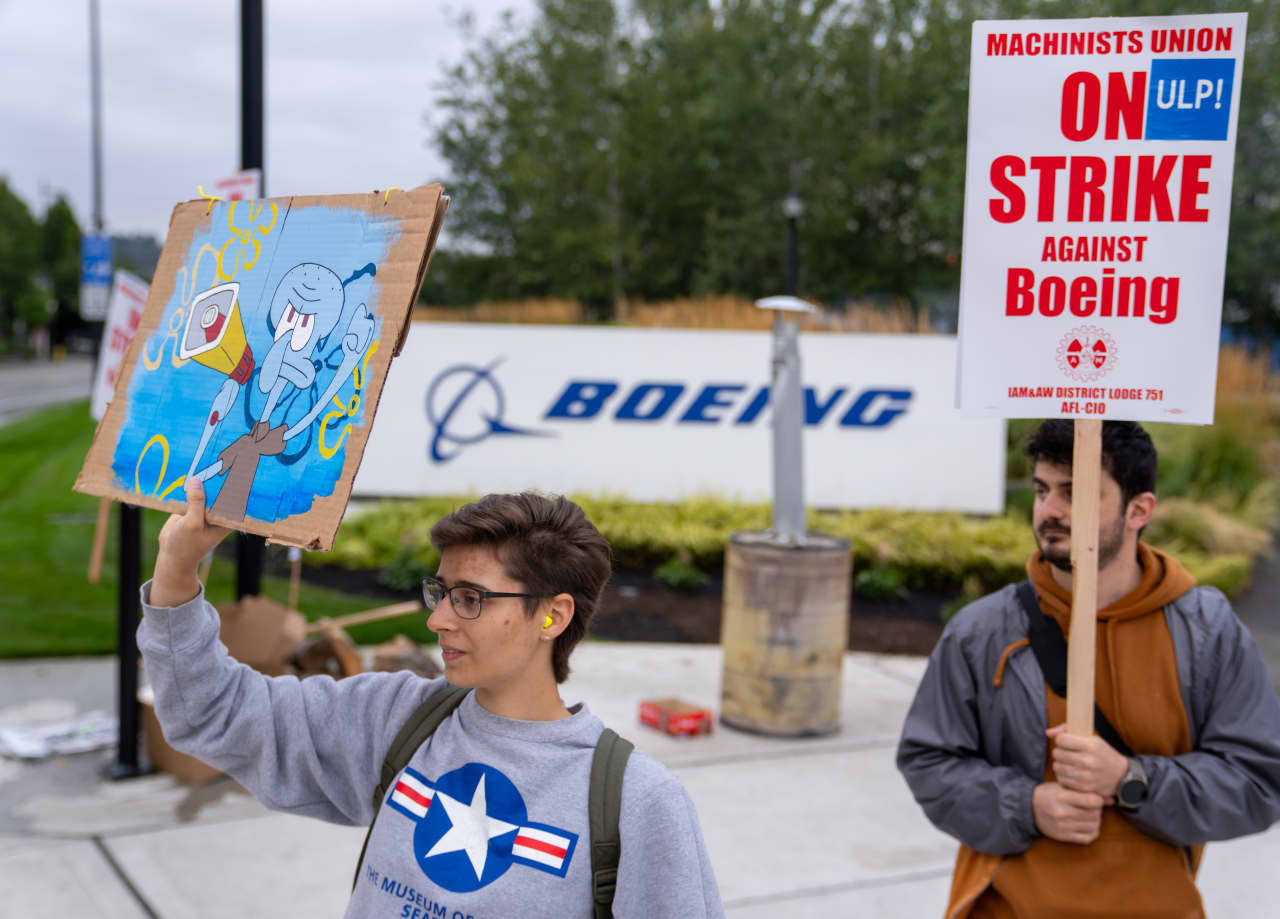 Boeing tiene que pagar 1.000 millones de dólares al mes debido a la huelga, mientras que S&P vuelve a preocuparse