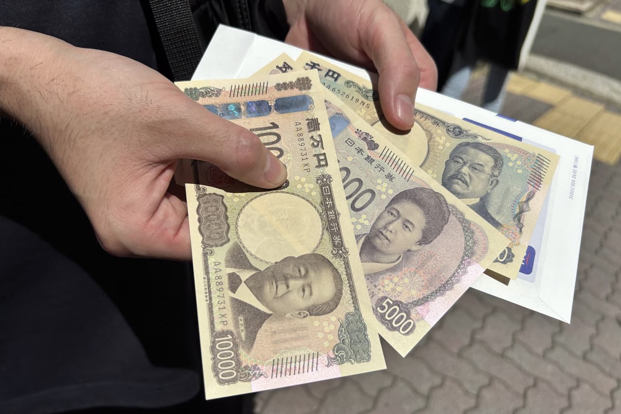 Japan issues new yen banknotes with 3D hologram technology to fight  counterfeiting - MarketWatch