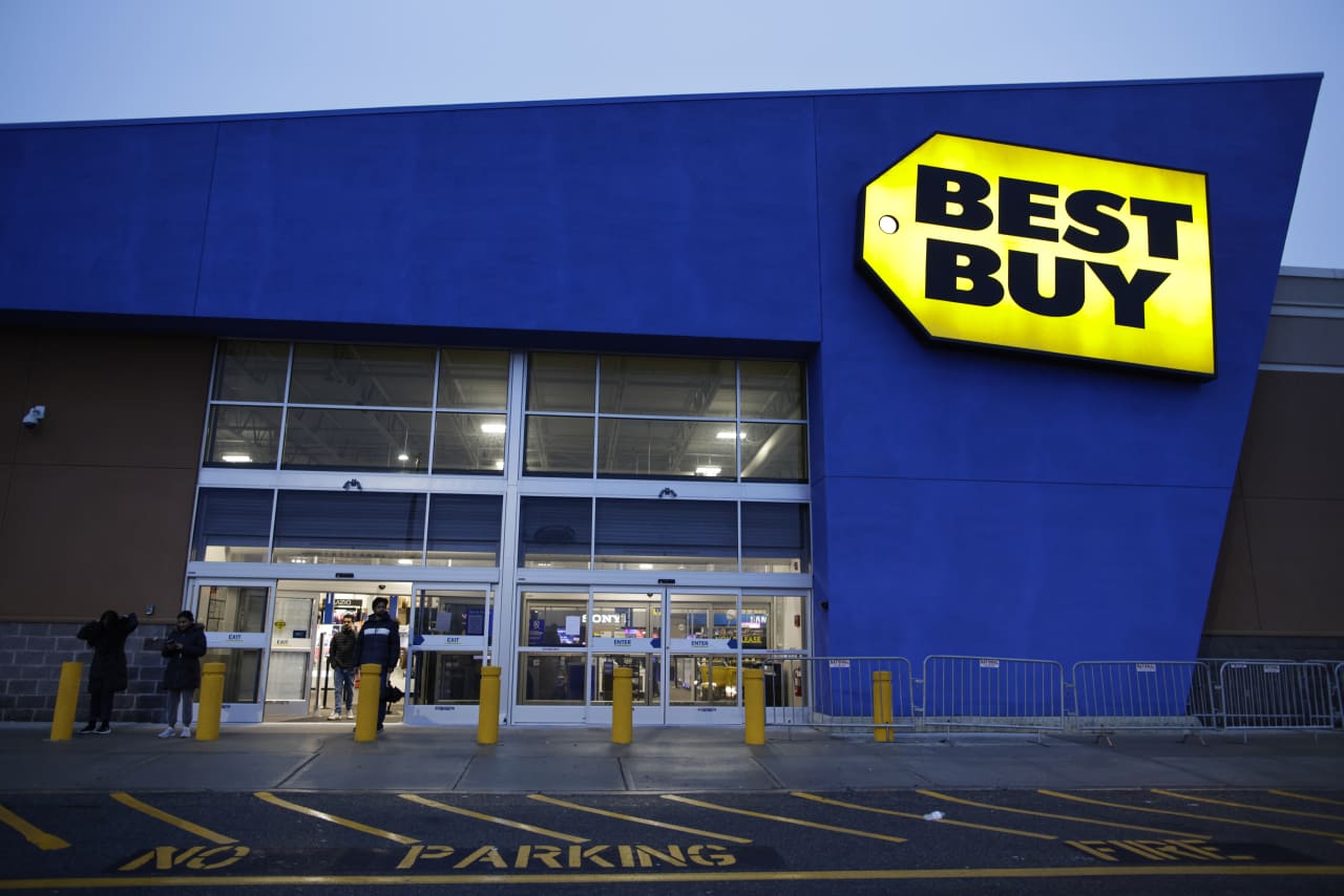 Best Buy’s stock surges as overall sales fall but laptop revenue rises