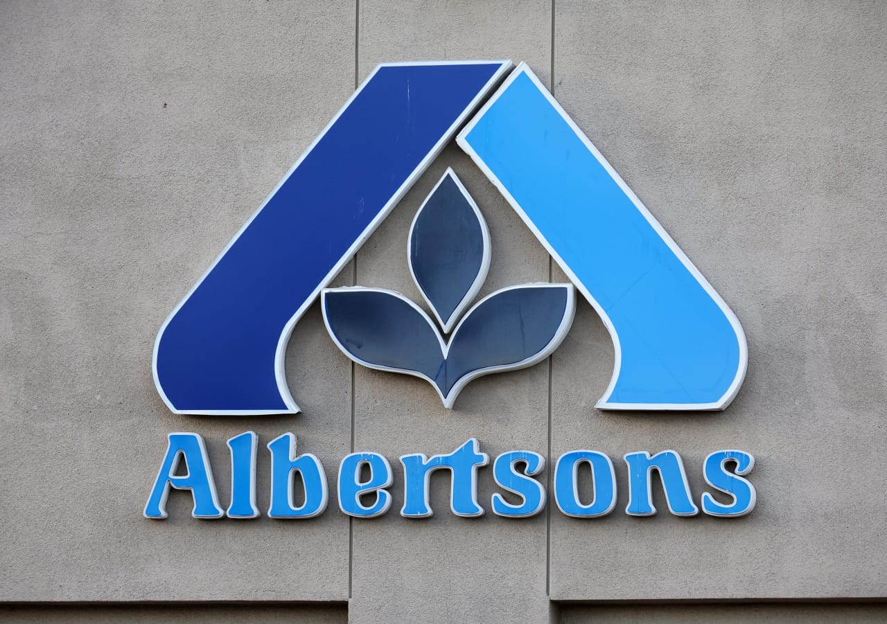Albertsons’ first-quarter revenue tops estimates, but profit misses