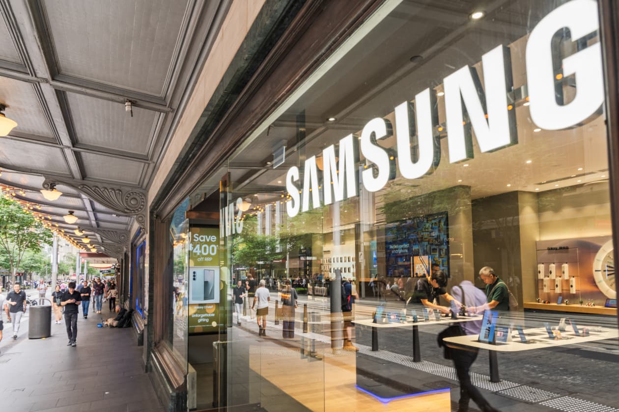 Samsung just did something no tech company has ever done, and investors still aren't satisfied