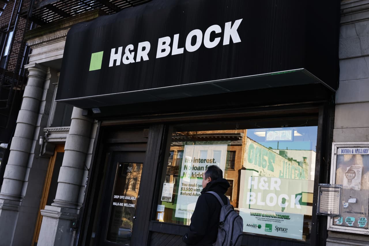 H&R Block’s online tax prep tricked customers into paying more money, FTC alleges