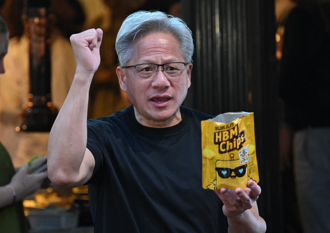 英伟达黄仁勋出手签署存储芯片协议，但SK海力士和三星股价仍大幅承压