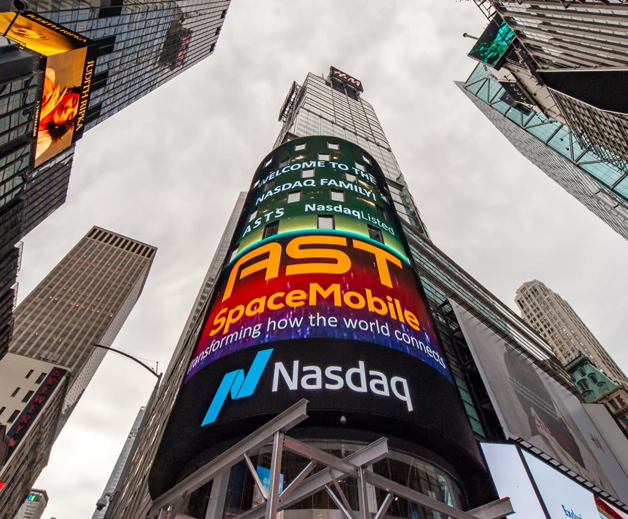 AST SpaceMobile’s stock rebounds as the satellite company gets a much ...
