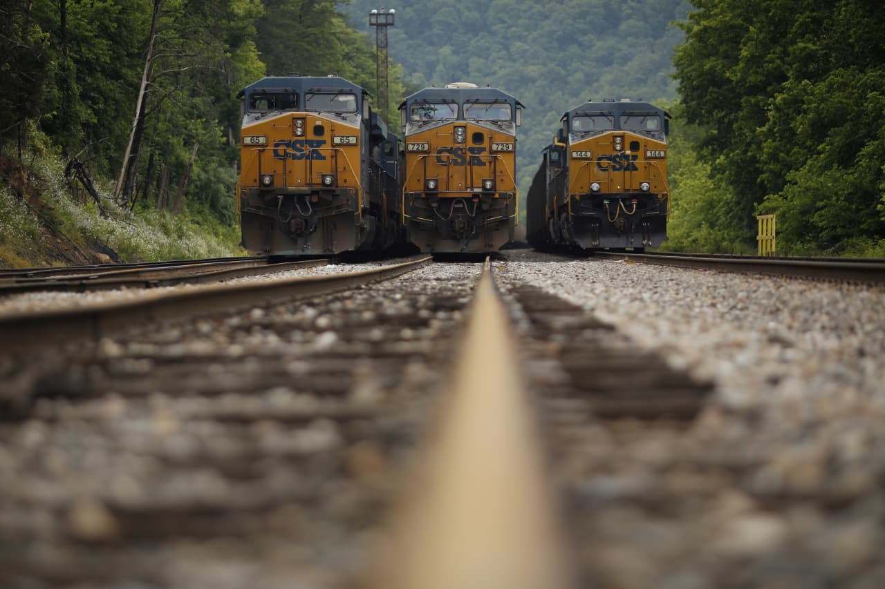 由於鐵路公司就颶風影響和燃油價格下跌發出警告，CSX 股價下跌