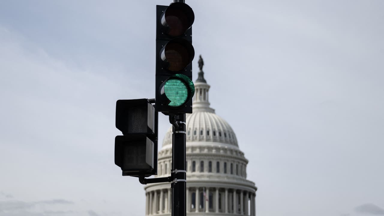 El Senado aprueba un proyecto de ley para evitar el cierre del gobierno y lo envía a Biden para que lo promulgue