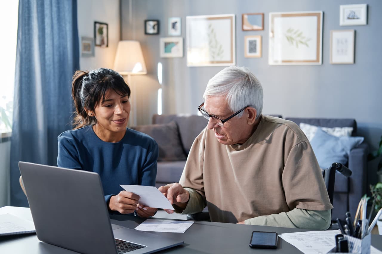 Feeling overwhelmed with helping your parents pay their bills or track expenses every day? These money managers can help.