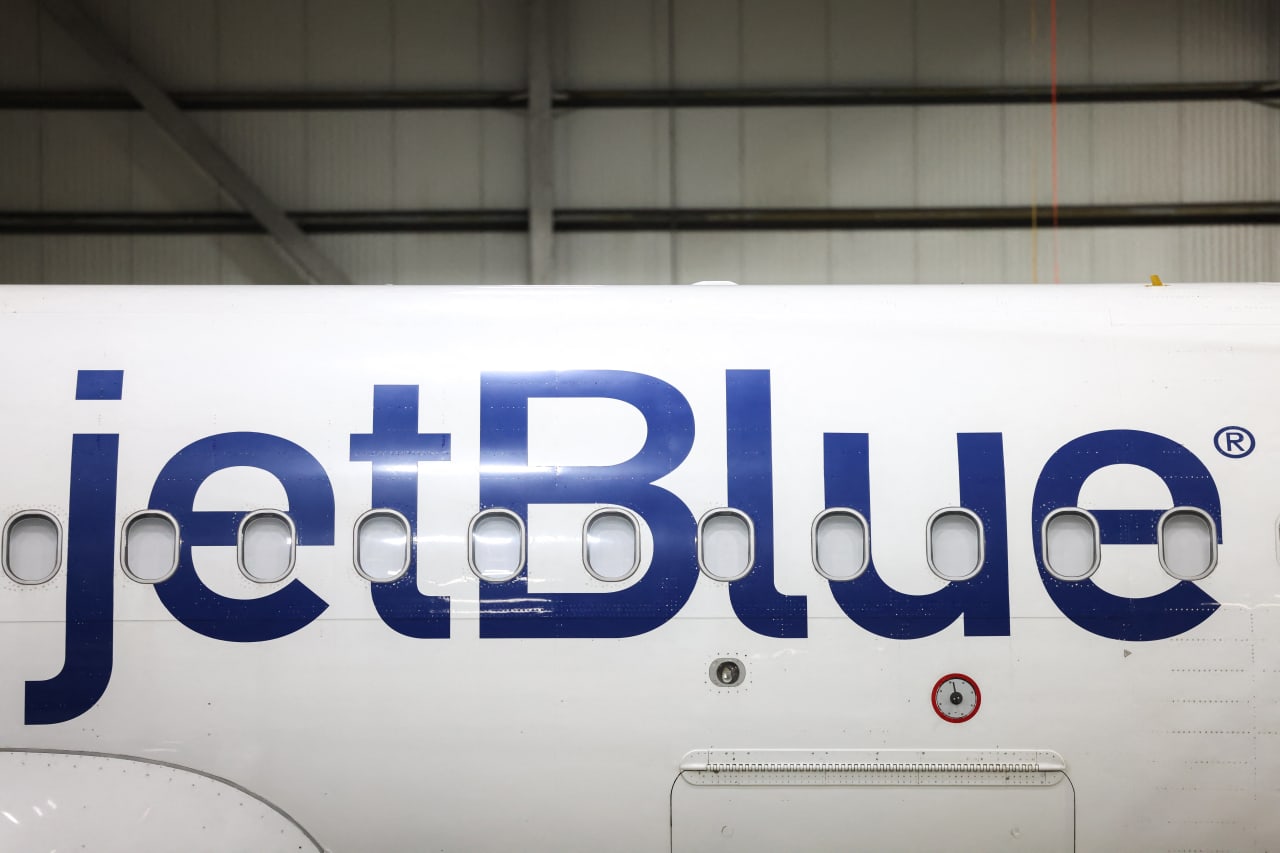 JetBlue’s stock plunges as revenue outlook disappoints. Capacity is in the spotlight.