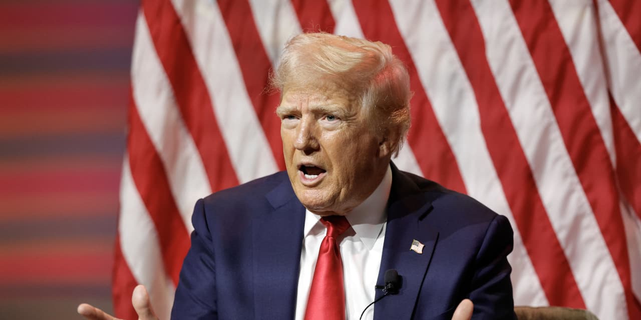 Trump cere un „cuvânt de spus” în politica Fed în timp ce lovește banca centrală