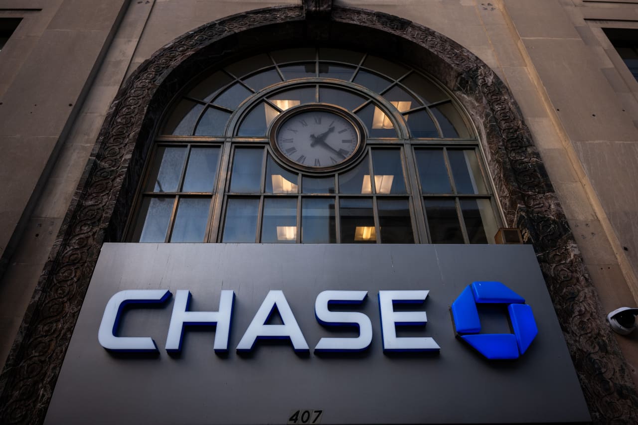 JPMorgan’s stock underperforms and grows more attractive, one analyst says
