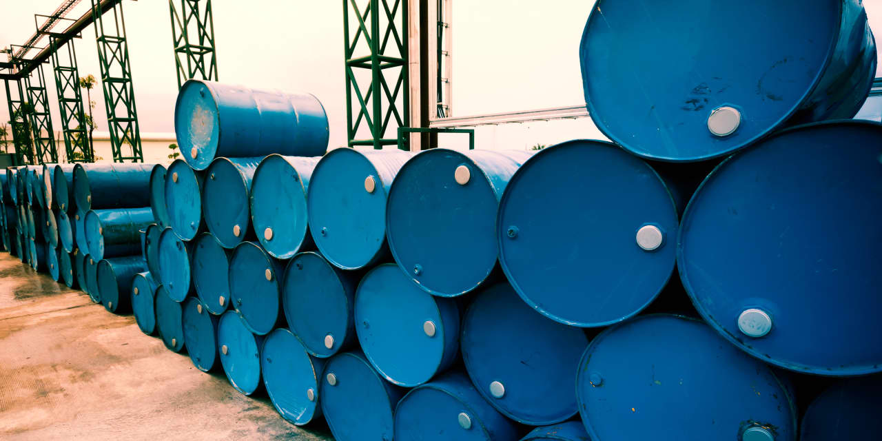 Oil prices fell due to the strong US dollar, but losses were limited due to tensions in the Middle East