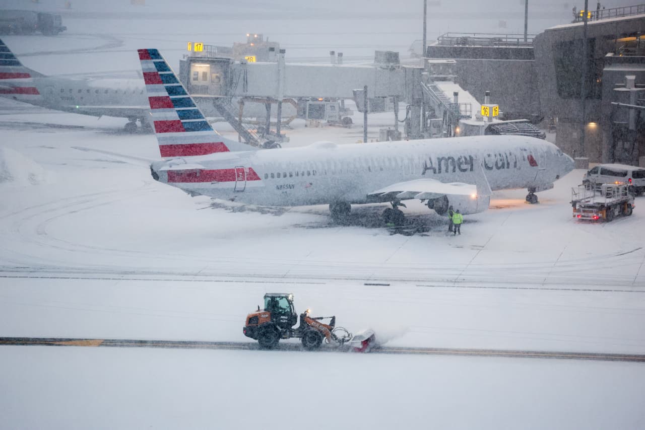 10,000 flights canceled, a $200 million hit from the storm and a plunging stock: American Airlines’ bad week