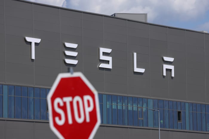 Tesla’s stock chart sends warning to bears that momentum may have bottomed