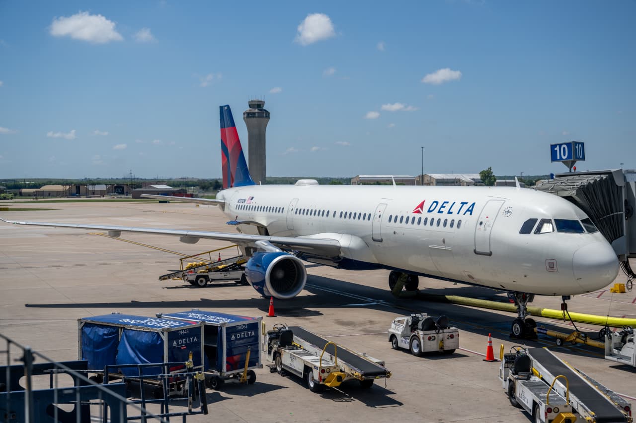 Delta sees record revenue as business travel accelerates, but stock turns lower