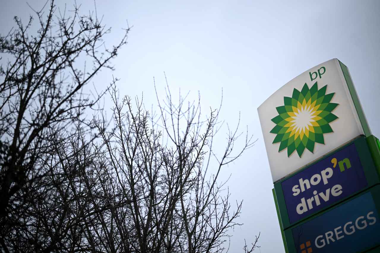 marketwatch.com - Barbara Kollmeyer - BP shares rise on report Exxon, Chevron and rivals eyeing oil major