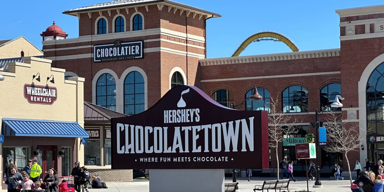 Hershey reporta mejores ganancias en el cuarto trimestre, pero las acciones caen por perspectivas débiles