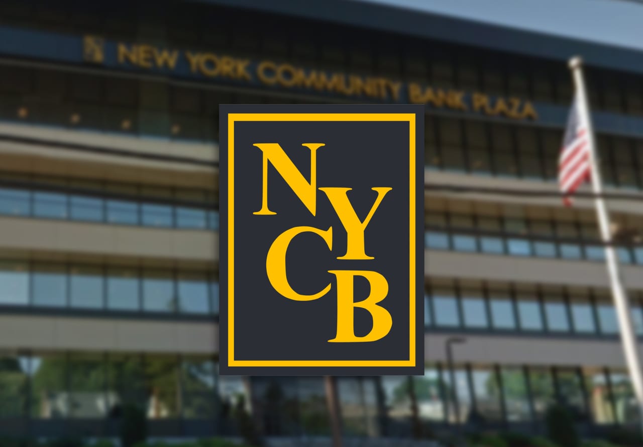 Las acciones de NYCB se desploman un 45% después de que anunció que está explorando una venta de acciones, lo que pone de relieve la incertidumbre sobre el futuro de la empresa.