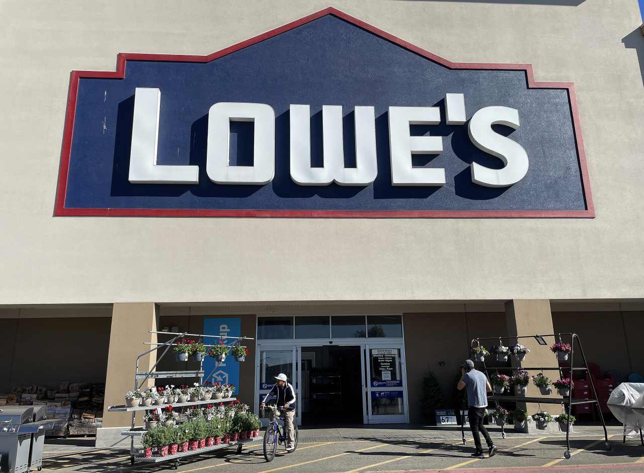 Lowe’s sales fall, as customers are avoiding products that cost $500 or more